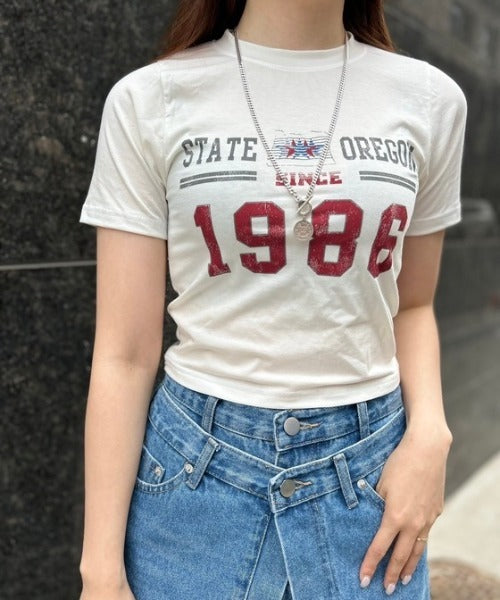 1986ロゴ入りクロップ丈 Tシャツ